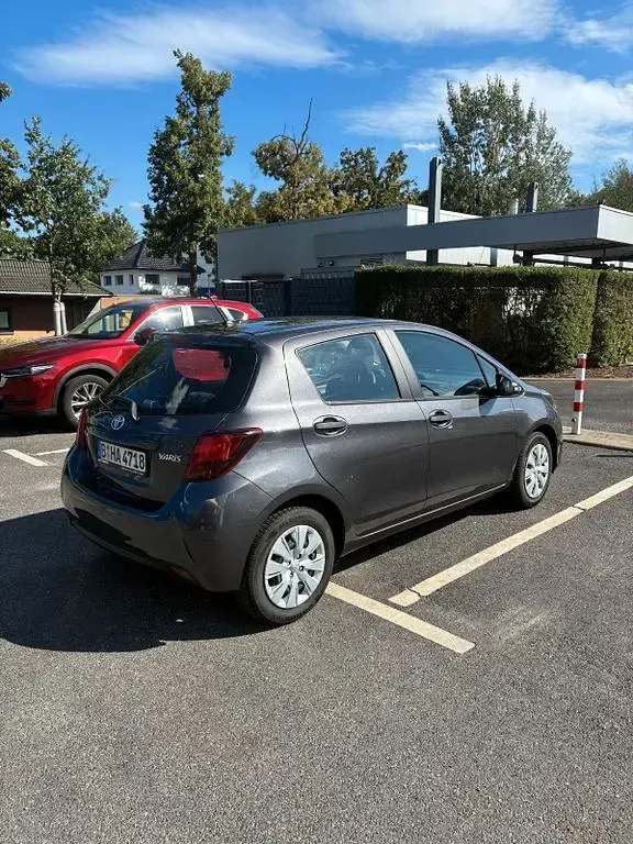 Gebraucht Toyota Yaris 70 PS (51 kW) 2016 Grau Limousine
