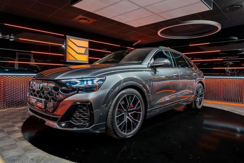 Grau Gebraucht 2024 Audi Q8 S-Line SUV | 109.900 € - Bild 1/4