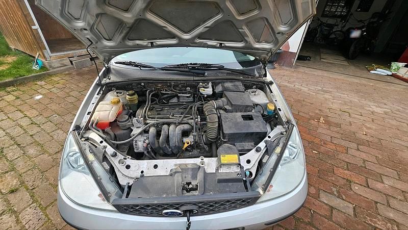Second-hand Ford Focus 100 CP (73 kW) 2004 Argintiu Hatchback