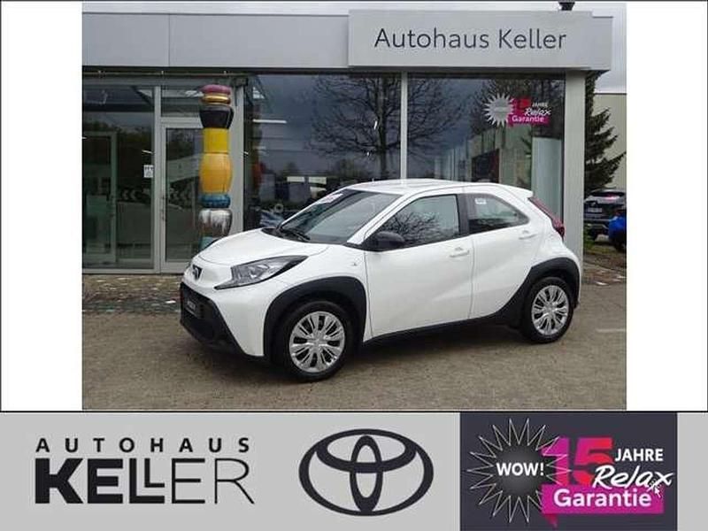 Schneeweiß Neu 2025 Toyota Aygo X-play Kleinwagen | 18.220 € - Bild 1/4