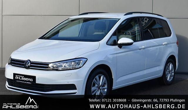Pure white Gebraucht 2023 VW Touran Comfortline Van / Kleinbus | 32.900 € (Etwas zu teuer) - Bild 1/4