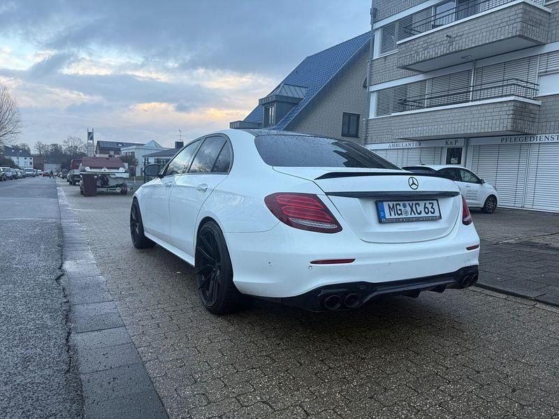 Gebraucht Mercedes E350 AMG line 258 PS (189 kW) 2016 Weiß Limousine