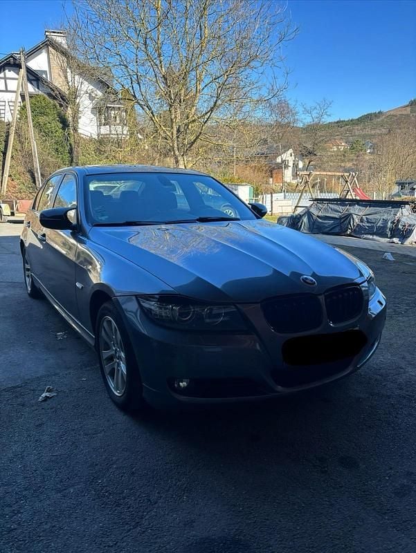 Gebraucht BMW 318 144 PS (105 kW) 2011 Grau Limousine