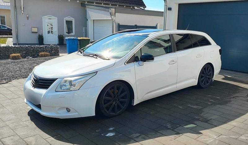 Weiß Gebraucht 2009 Toyota Avensis TEC-Edition Kombi | 3.850 € (Fairer Preis) - Bild 1/4