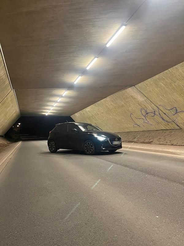 Gebraucht Mazda 2 90 PS (66 kW) 2015 Schwarz Kleinwagen