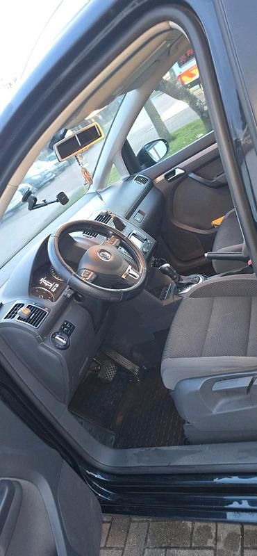 Gebraucht VW Touran 105 PS (77 kW) 2011 Schwarz Van / Kleinbus