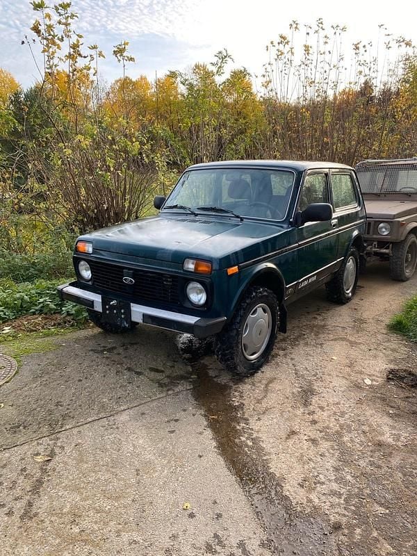 Grün Gebraucht 2011 Lada niva SUV | 5.555 € (Superpreis) - Bild 1/4