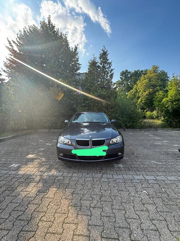 Gebraucht BMW 320 150 PS (110 kW) 2007 Grau Limousine