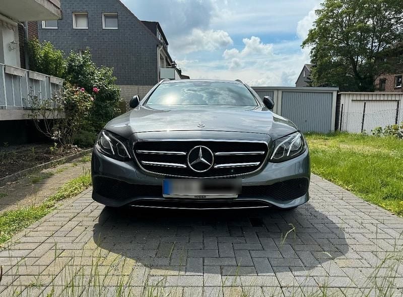 Grau Gebraucht 2019 Mercedes E220 Kombi | 19.500 € (Superpreis) - Bild 1/4