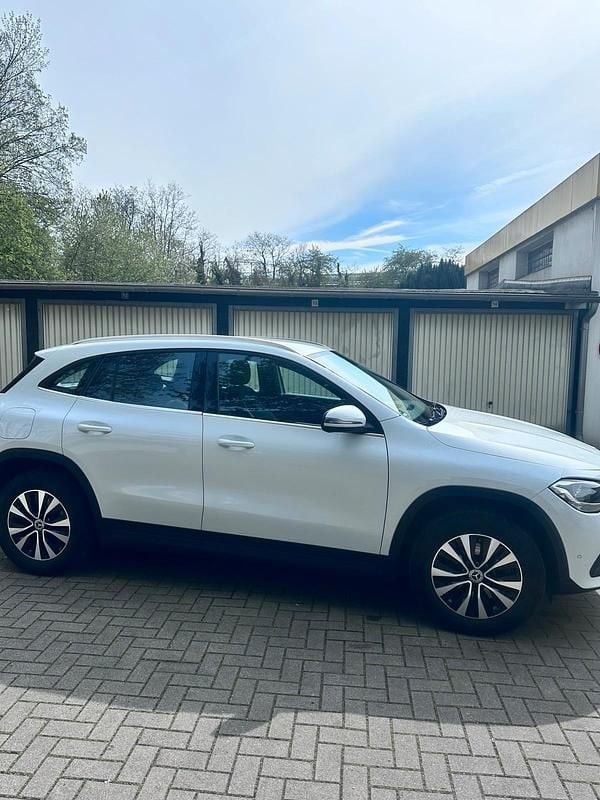 Second-hand Mercedes GLA250 2022 Alb SUV