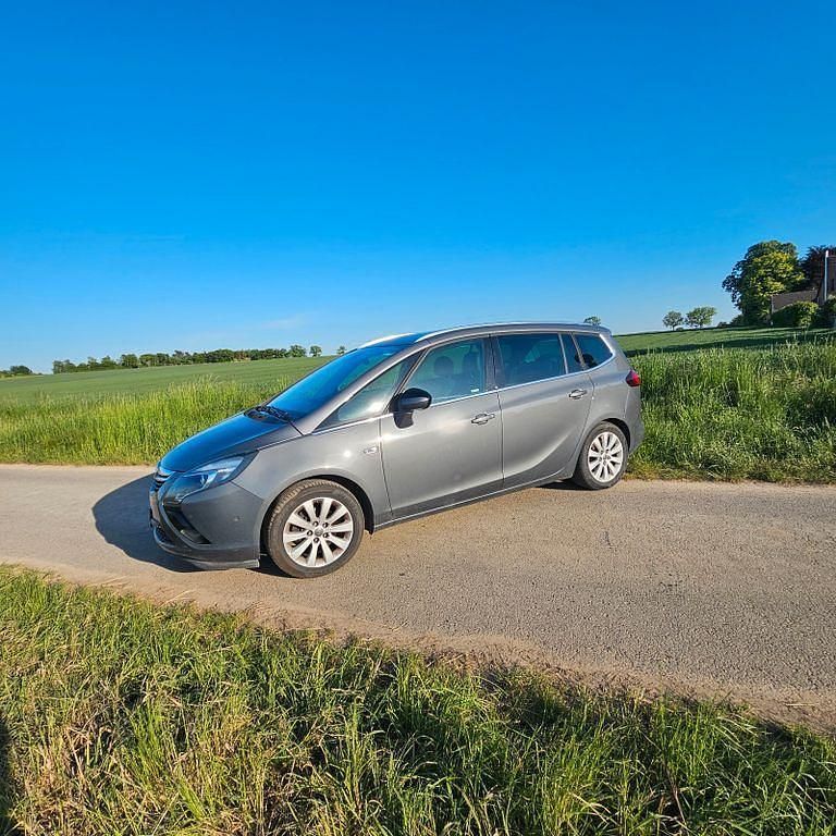 Grau Gebraucht 2016 Opel Zafira Tourer Van / Kleinbus | 6.999 € (Guter Preis) - Bild 1/4