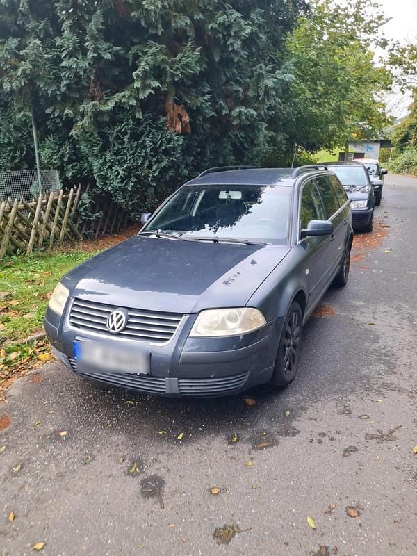 Grau Gebraucht 2004 VW Passat Kombi | 500 € (Superpreis) - Bild 1/4