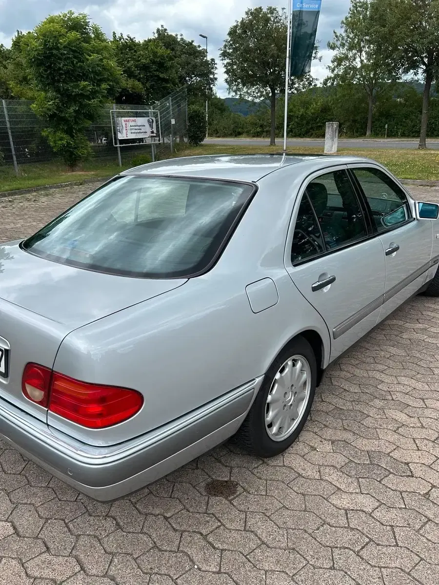Gebraucht Mercedes E280 204 PS (150 kW) 1999 Silber Limousine