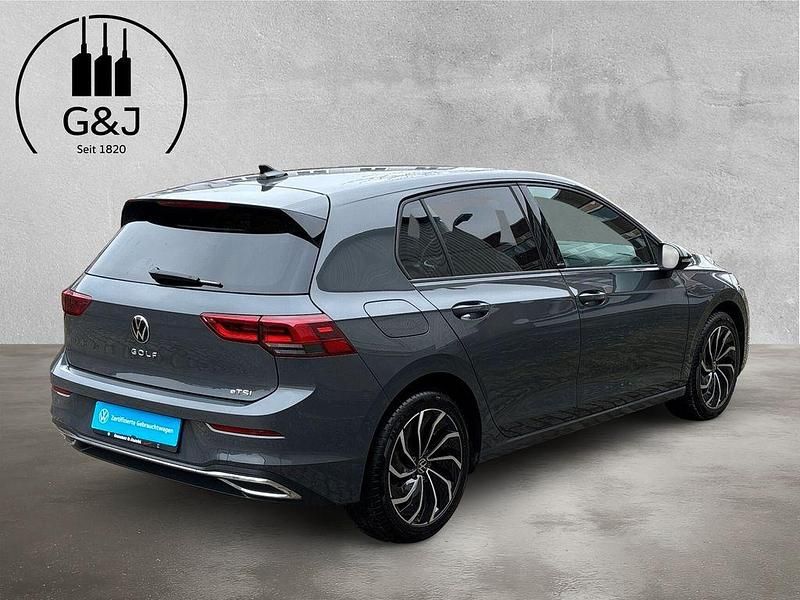 Gebraucht VW Golf VIII Life 150 PS (110 kW) 2023 Grau Limousine