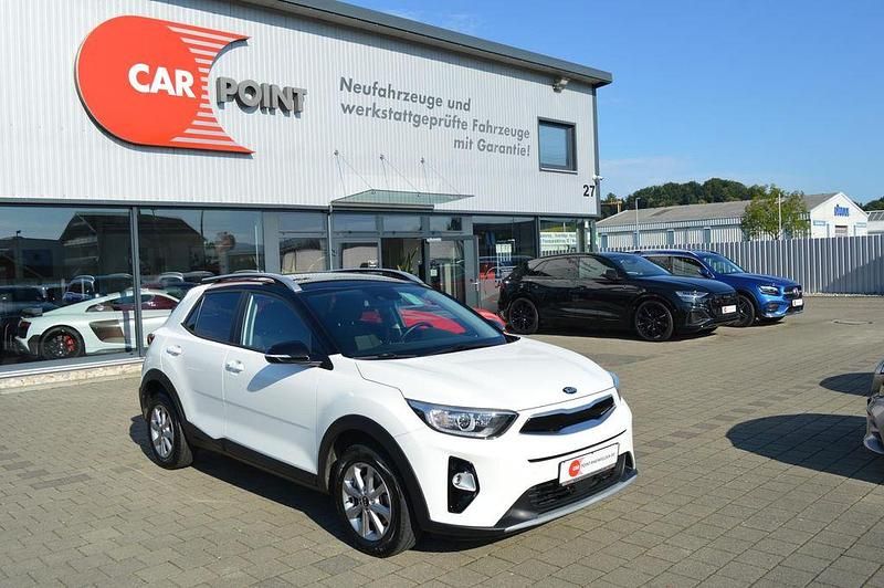 (bud) schneeweiss/schwarz Gebraucht 2021 Kia Stonic Play SUV | 14.990 € (Fairer Preis) - Bild 1/4