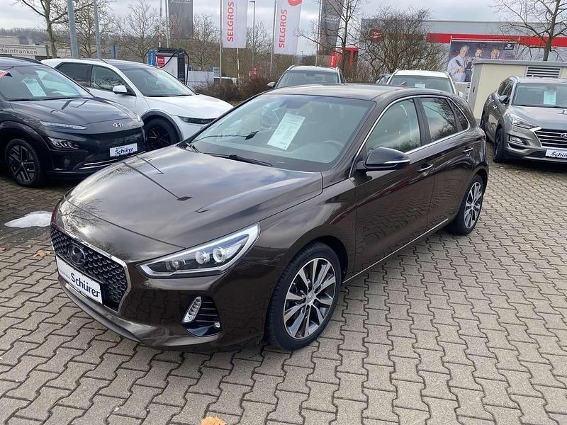 Gebraucht Hyundai i30 Intro Edition 120 PS (88 kW) 2017 Demitasse brown / met Limousine