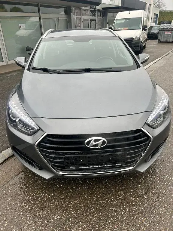 Gebraucht Hyundai i40 Classic 135 PS (99 kW) 2017 Grau Limousine