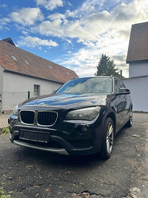 Schwarz Gebraucht 2012 BMW X1 SUV | 5.482 € - Bild 1/4