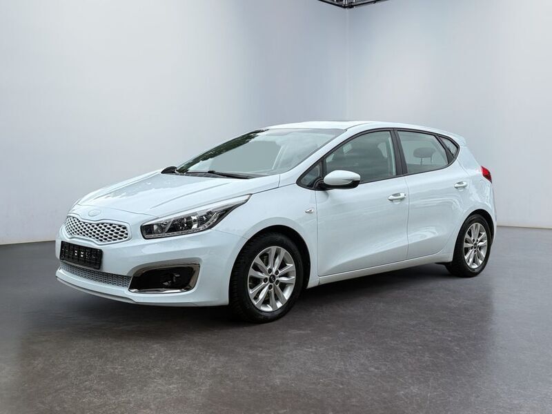 Weiß Gebraucht 2018 Kia Ceed Limousine | 8.990 € (Guter Preis) - Bild 1/4