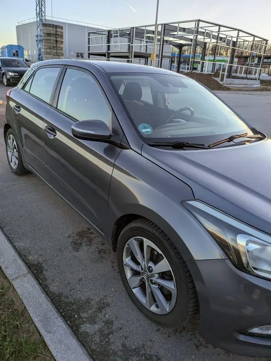 Gebraucht Hyundai i20 YES! Silver 84 PS (61 kW) 2016 Grau Limousine