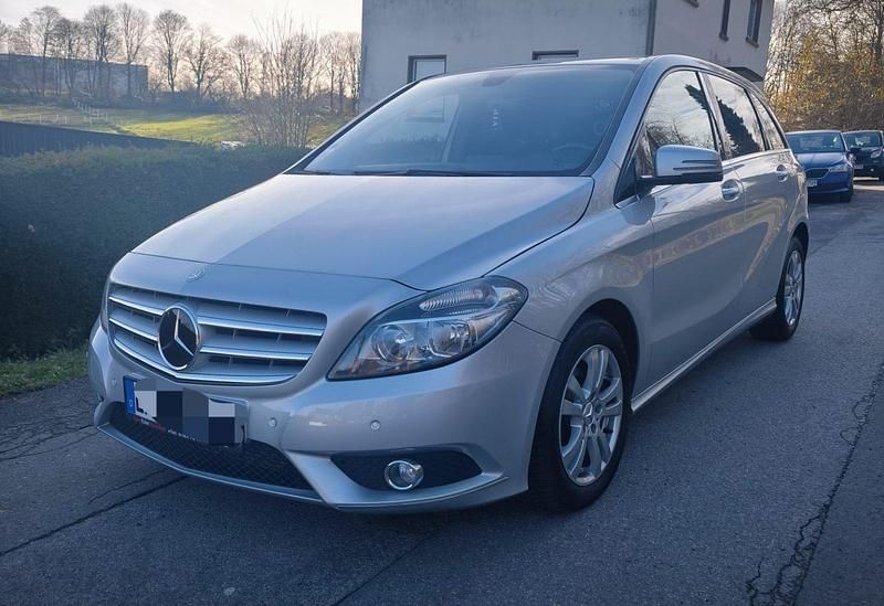 Silber Gebraucht 2013 Mercedes 180 Limousine | 11.000 € (Guter Preis) - Bild 1/4