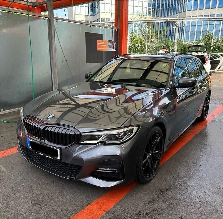 Grau Gebraucht 2020 BMW 320 M Sport Kombi | 32.500 € - Bild 1/4