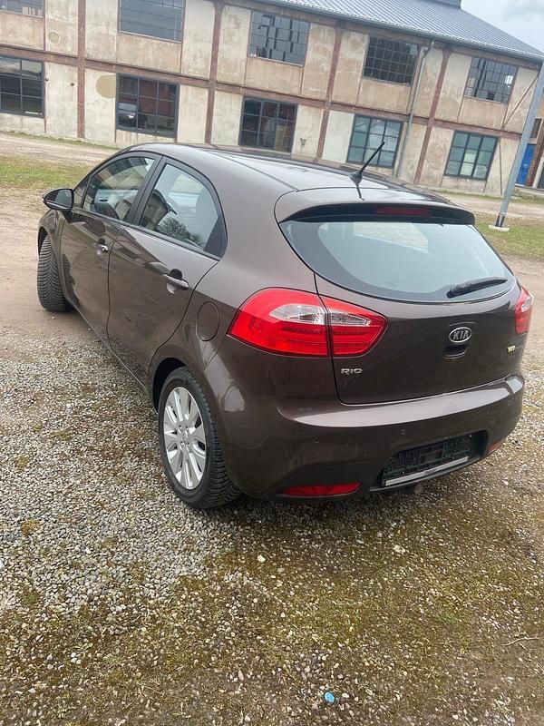 Gebraucht Kia Rio 109 PS (80 kW) 2012 Braun Kleinwagen