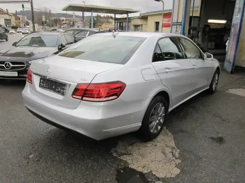 Gebraucht Mercedes E220 170 PS (125 kW) 2014 Iridiumsilber (metallic) Limousine