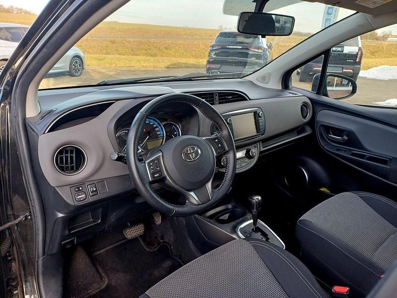 Gebraucht Toyota Yaris Hybrid 101 PS (74 kW) 2015 Schwarz Kleinwagen