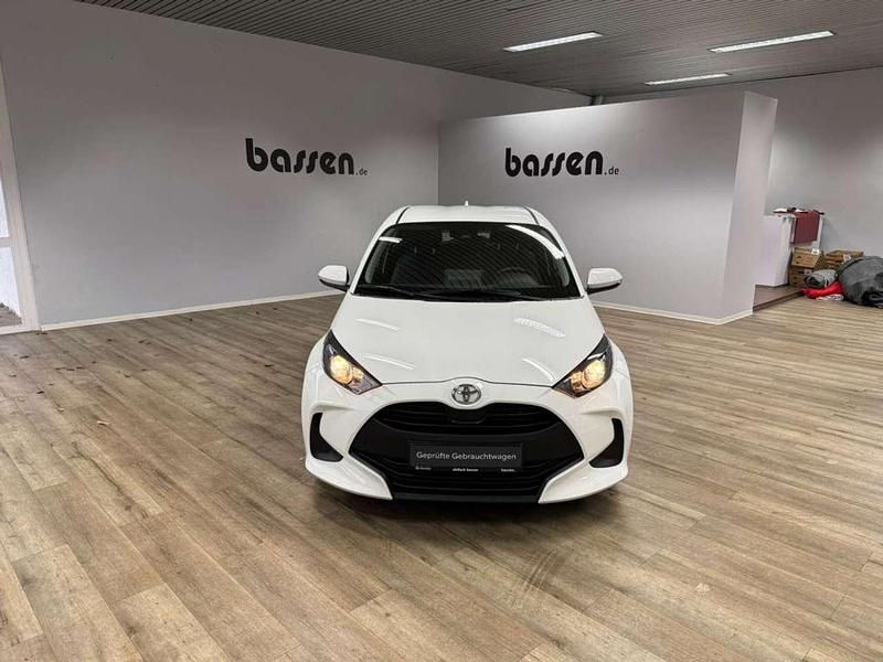 Schneeweiß Gebraucht 2022 Toyota Yaris Basis Kleinwagen | 13.950 € (Fairer Preis) - Bild 1/4