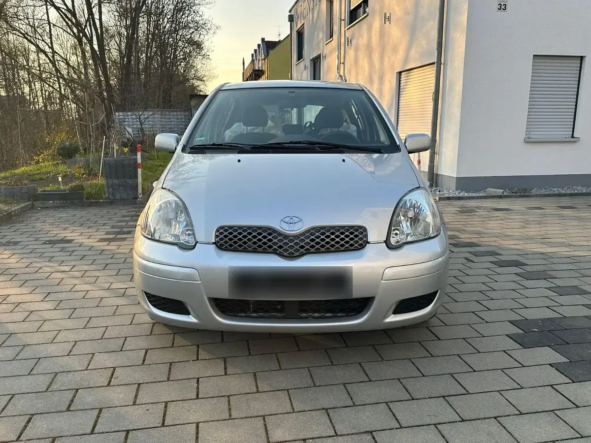 Gebraucht Toyota Yaris 68 PS (50 kW) 2004 Silber Kleinwagen