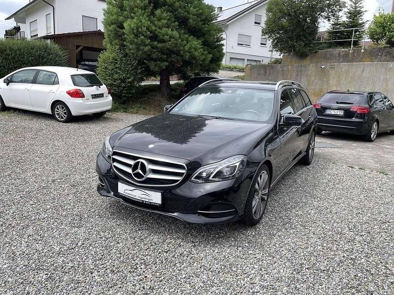 Schwarz Gebraucht 2013 Mercedes E200 Avantgarde Kombi | 15.999 € (Fairer Preis) - Bild 1/4