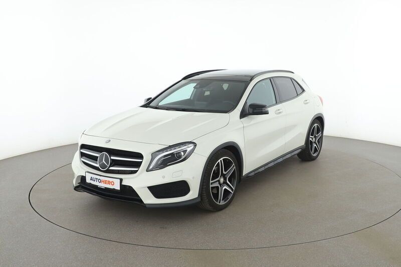 Weiß Gebraucht 2017 Mercedes GLA200 AMG line SUV | 22.820 € (Fairer Preis) - Bild 1/4