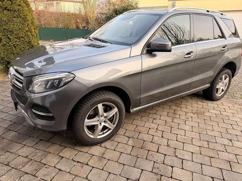 Grau Gebraucht 2017 Mercedes GLE250 Exclusive SUV | 28.900 € (Fairer Preis) - Bild 1/4