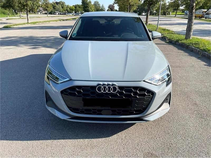 Grau Gebraucht 2024 Audi A3 Comfort Limousine | 28.550 € (Guter Preis) - Bild 1/4