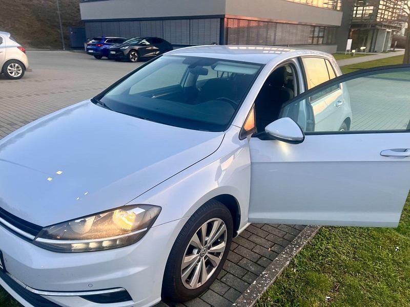 Gebraucht VW Golf VII 110 PS (80 kW) 2018 Weiß Kleinwagen