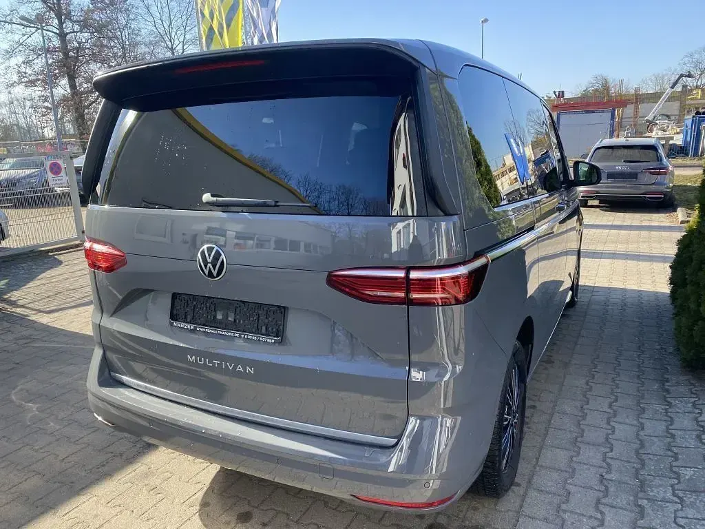 Gebraucht VW Multivan Style 150 PS (110 kW) 2024 Pure grey, pure grey Van / Kleinbus