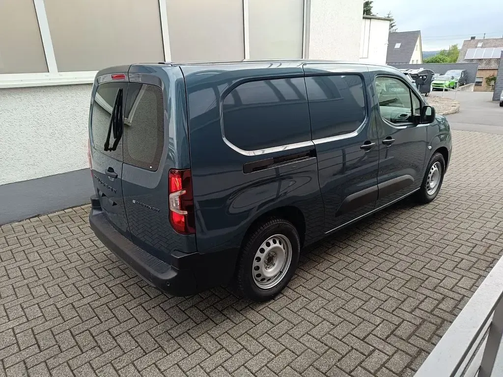 Neu Peugeot E-Partner 100 kW (136 PS) 2026 Blau Van / Kleinbus