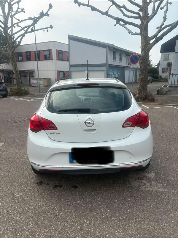 Gebraucht Opel Astra 102 PS (75 kW) 2014 Weiß Kleinwagen