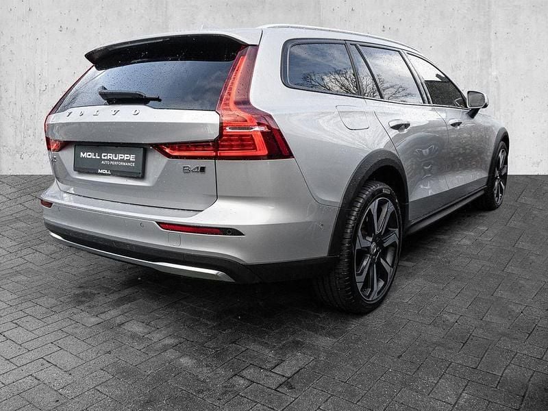 Gebraucht Volvo V60 CC Ultimate 197 PS (144 kW) 2023 Silver dawn / metallic Kombi