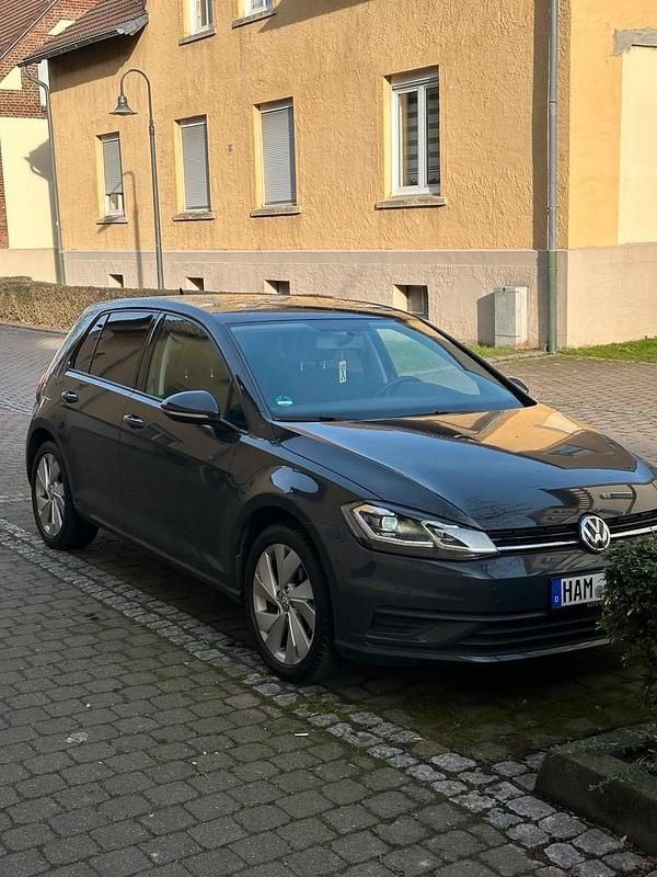 Grau Gebraucht 2018 VW Golf Limousine | 9.500 € (Superpreis) - Bild 1/4