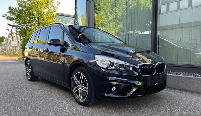 Black sapphire metallic Gebraucht 2016 BMW 220 Gran Tourer Sport Line Van / Kleinbus | 12.990 € (Fairer Preis) - Bild 1/4