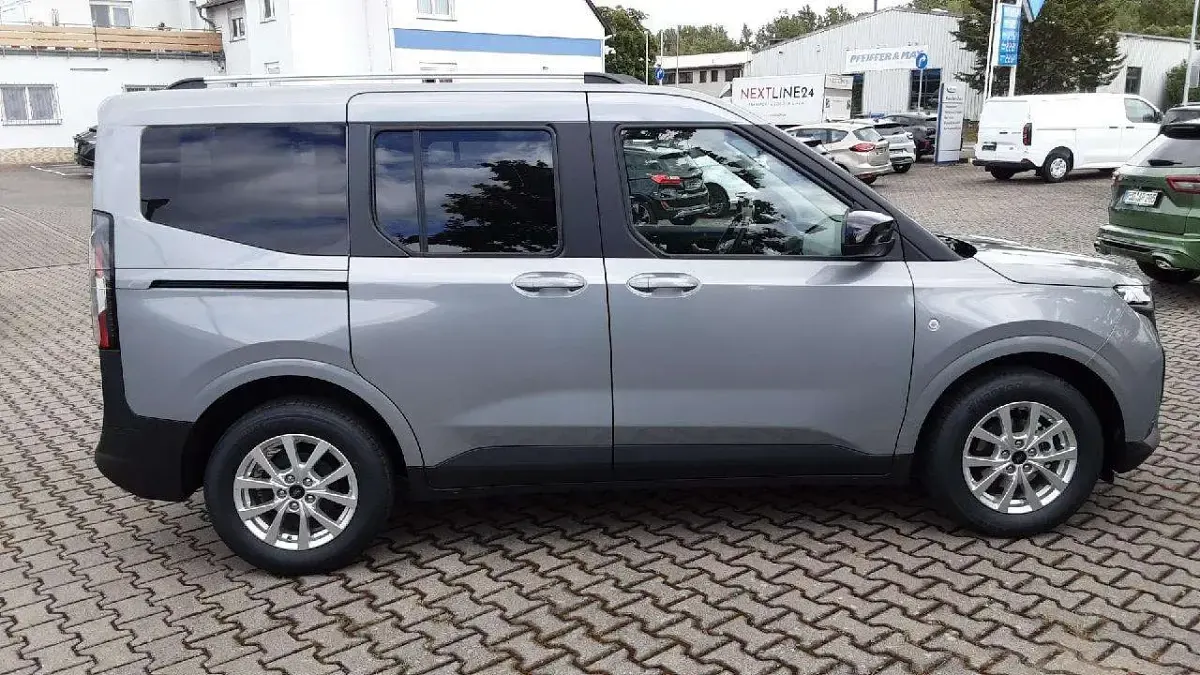 Neu Ford Tourneo Courier Titanium 125 PS (91 kW) 2026 Solarsilber Van / Kleinbus