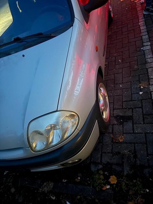 Silber Gebraucht 2000 Renault Clio II Kleinwagen | 800 € (Fairer Preis) - Bild 1/4