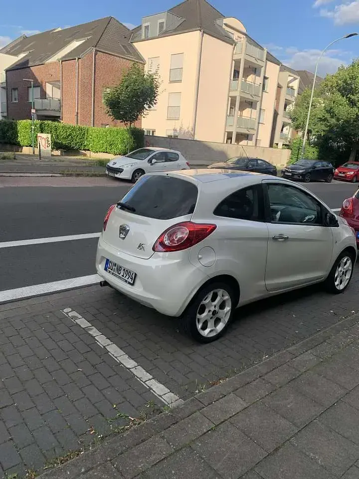 Gebraucht Ford Ka Titanium 69 PS (50 kW) 2014 Weiß Limousine