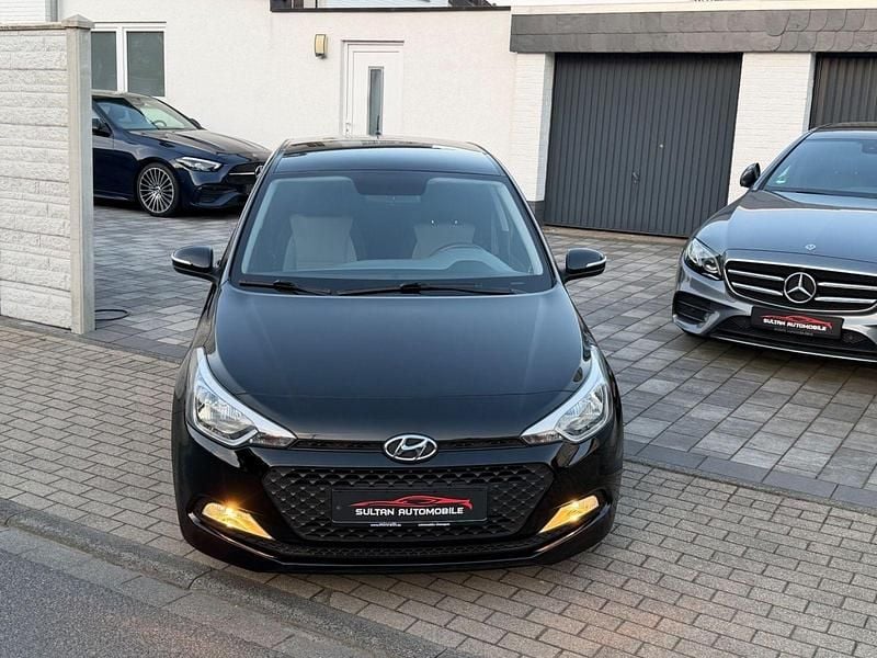 Gebraucht Hyundai i20 Active 84 PS (61 kW) 2016 Schwarz Kleinwagen