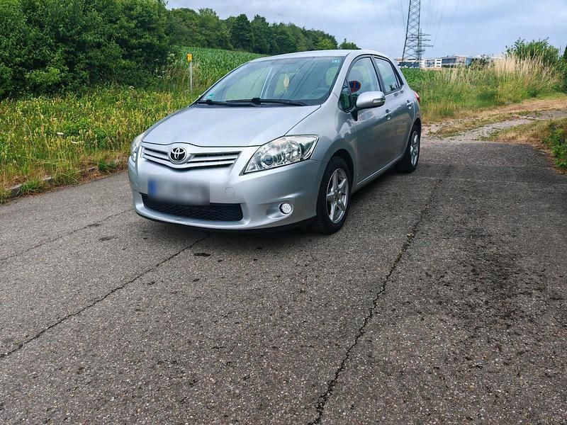 Silber Gebraucht 2010 Toyota Auris Limousine | 7.700 € (Teuer) - Bild 1/4