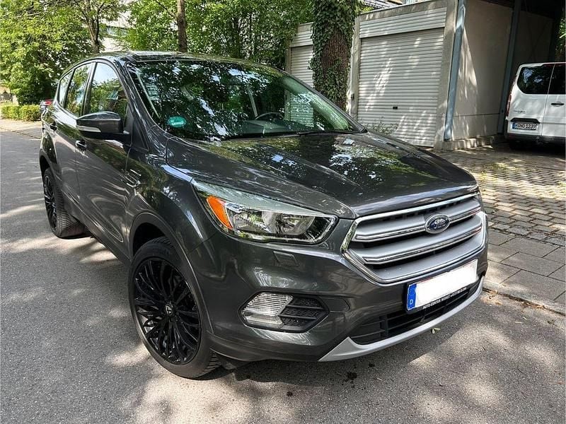 Grau Gebraucht 2017 Ford Kuga Sport SUV | 8.250 € (Guter Preis) - Bild 1/4
