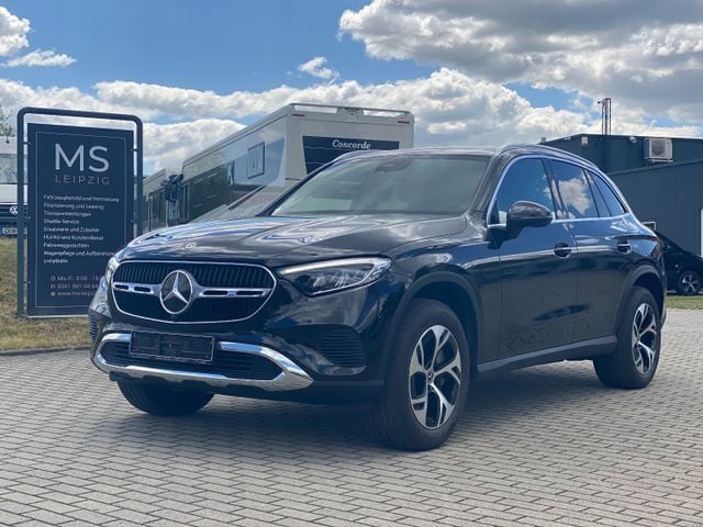 Schwarz Gebraucht 2023 Mercedes GLC300e Advanced Plus Limousine | 49.800 € - Bild 1/4