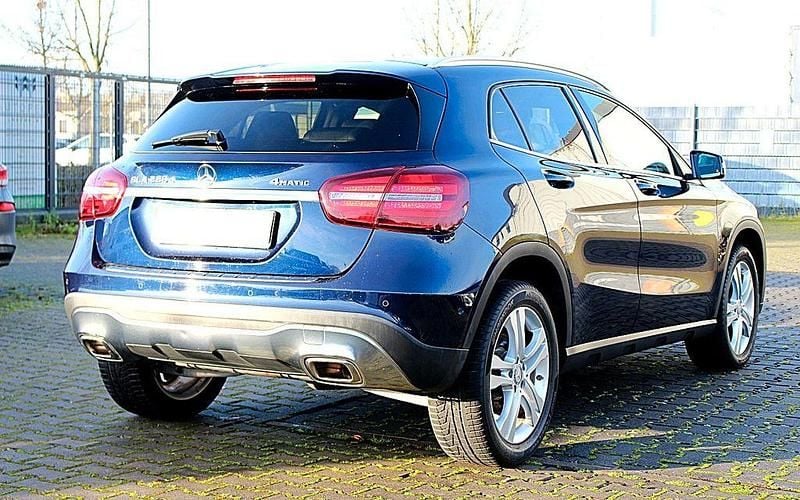 Gebraucht Mercedes GLA220 Urban 177 PS (130 kW) 2018 Blau SUV